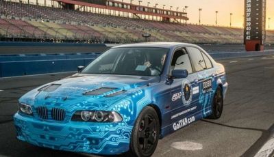 Auto elettrica con materiali riciclati: l’autonomia è da record