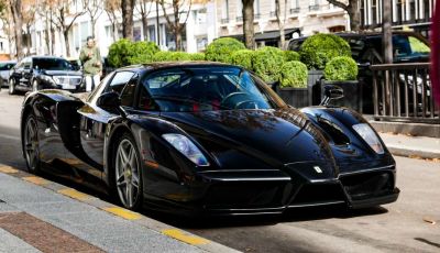 Ferrari Enzo, un magnifico esemplare nero avvistato a Parigi