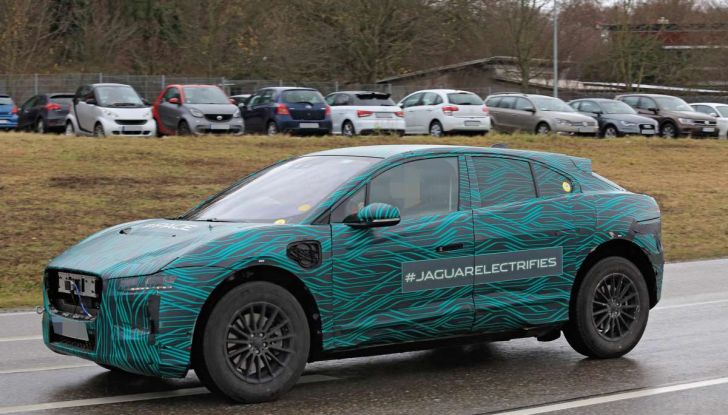 Jaguar I-PACE, il SUV elettrico impegnato nei test su strada - Foto 1 di 19