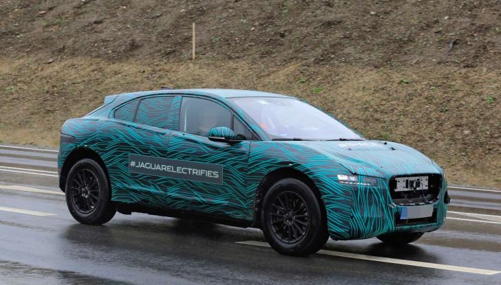 Jaguar I-PACE, il SUV elettrico impegnato nei test su strada - Foto 13 di 19