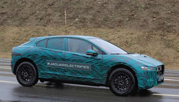 Jaguar I-PACE, il SUV elettrico impegnato nei test su strada - Foto 5 di 19