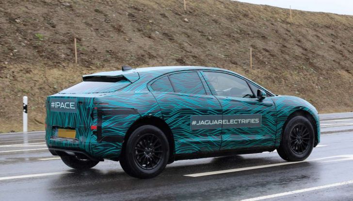 Jaguar I-PACE, il SUV elettrico impegnato nei test su strada - Foto 14 di 19