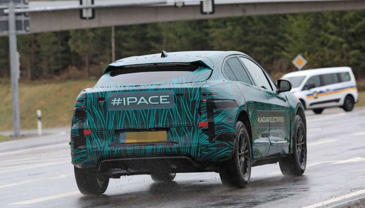 Jaguar I-PACE, il SUV elettrico impegnato nei test su strada - Foto 9 di 19