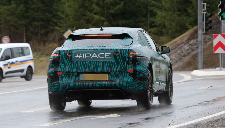 Jaguar I-PACE, il SUV elettrico impegnato nei test su strada - Foto 17 di 19