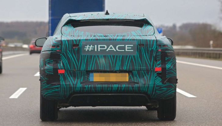 Jaguar I-PACE, il SUV elettrico impegnato nei test su strada - Foto 19 di 19