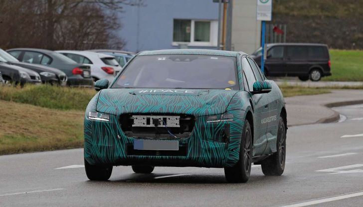 Jaguar I-PACE, il SUV elettrico impegnato nei test su strada - Foto 18 di 19