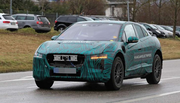 Jaguar I-PACE, il SUV elettrico impegnato nei test su strada - Foto 12 di 19