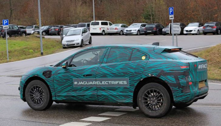 Jaguar I-PACE, il SUV elettrico impegnato nei test su strada - Foto 3 di 19
