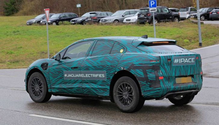 Jaguar I-PACE, il SUV elettrico impegnato nei test su strada - Foto 4 di 19