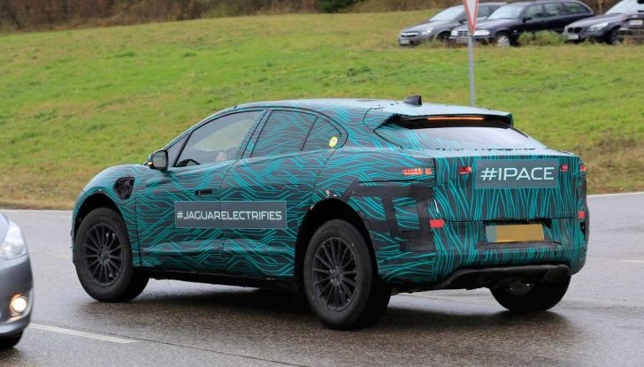 Jaguar I-PACE, il SUV elettrico impegnato nei test su strada - Foto 6 di 19