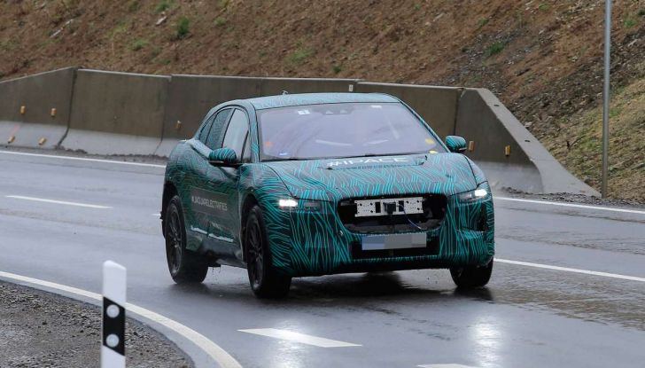 Jaguar I-PACE, il SUV elettrico impegnato nei test su strada - Foto 7 di 19