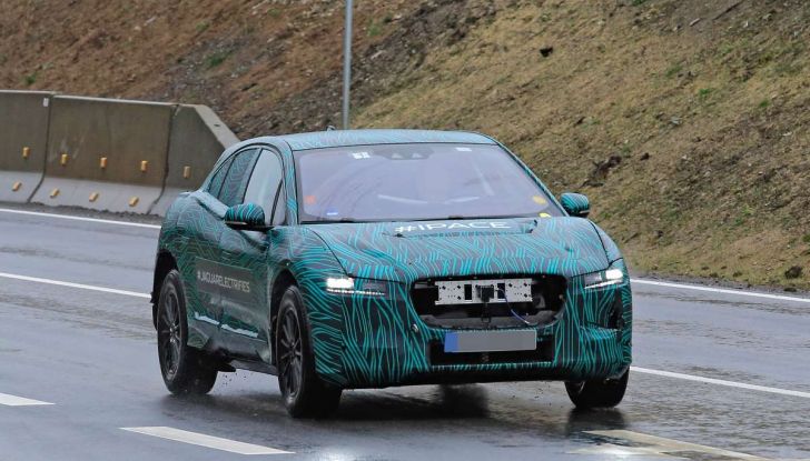 Jaguar I-PACE, il SUV elettrico impegnato nei test su strada - Foto 8 di 19