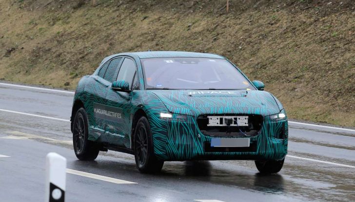 Jaguar I-PACE, il SUV elettrico impegnato nei test su strada - Foto 10 di 19