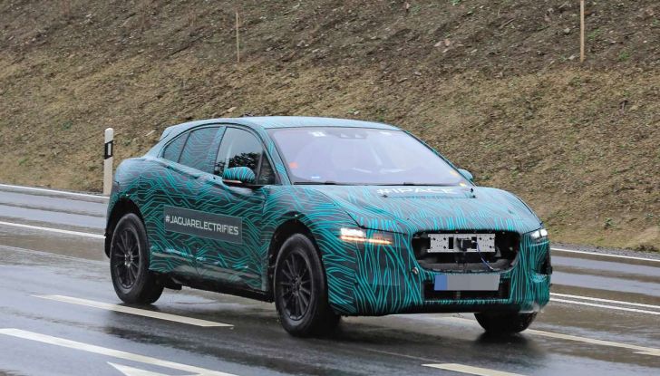 Jaguar I-PACE, il SUV elettrico impegnato nei test su strada - Foto 11 di 19