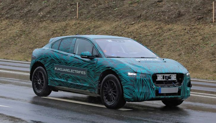 Jaguar I-PACE, il SUV elettrico impegnato nei test su strada - Foto 2 di 19
