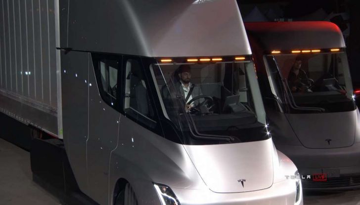 Tesla Semi: aperti i pre-ordini del camion elettrico di Elon Musk - Foto 5 di 18