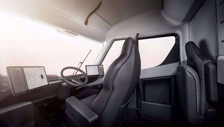 Tesla Semi: aperti i pre-ordini del camion elettrico di Elon Musk - Foto 17 di 18