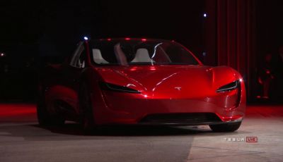 La nuova Tesla Roadster è l’auto più veloce del mondo, lo dicono i tester