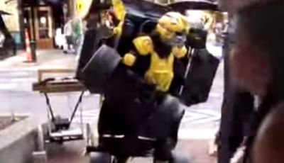 Transformer umano, un artista di strada si trasforma in una vettura