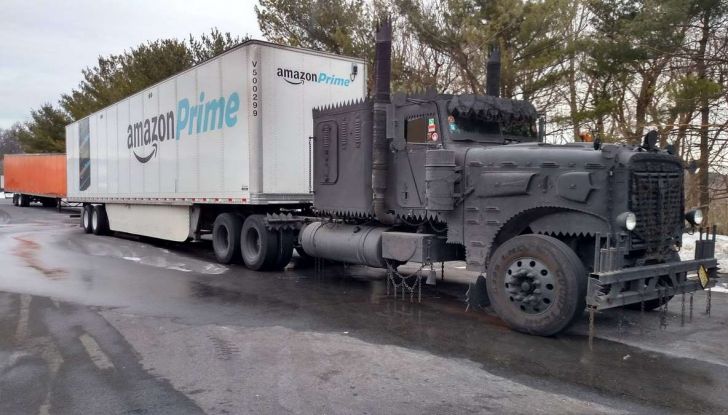 Il truck di Amazon Prime è da film post apocalittico - Foto 1 di 7