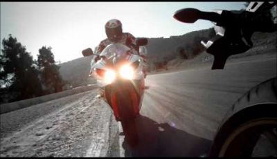 Ben Spies in sella alla Yamaha YZF R1 50° Anniversary