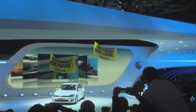 “Volkswagen vende fumo”. Greenpeace protesta al Salone di Parigi 2012