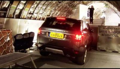 Range Rover Sport, percorso off-road all’interno di un jumbo