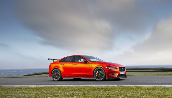 La Jaguar XE SV Project 8 batte il record della Giulia al Nürburgring - Foto 7 di 9