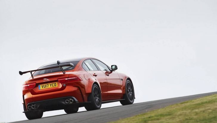 La Jaguar XE SV Project 8 batte il record della Giulia al Nürburgring - Foto 9 di 9