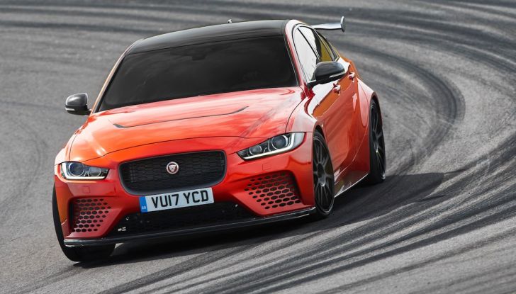 La Jaguar XE SV Project 8 batte il record della Giulia al Nürburgring - Foto 5 di 9