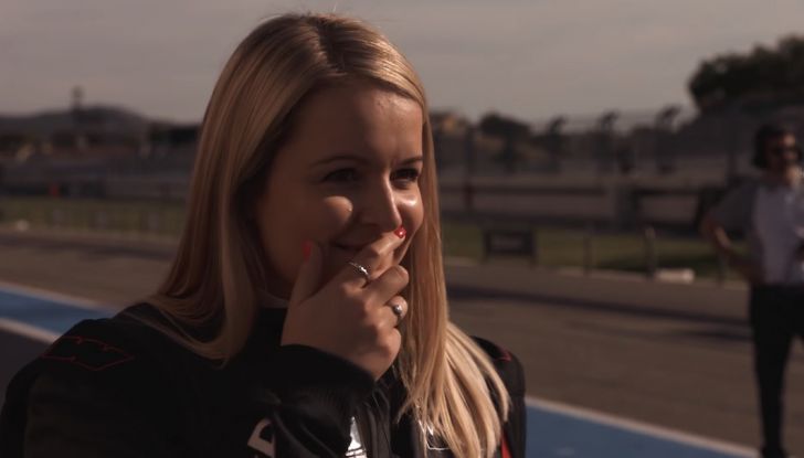 La porta a guidare la F1 Renault e le chiede di sposarlo [Video] - Foto 17 di 27