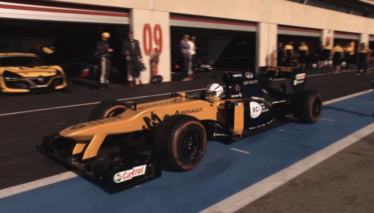 La porta a guidare la F1 Renault e le chiede di sposarlo [Video] - Foto 21 di 27