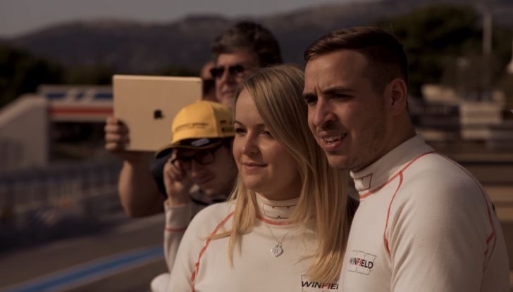 La porta a guidare la F1 Renault e le chiede di sposarlo [Video] - Foto 22 di 27