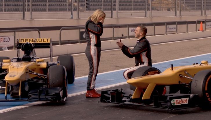 La porta a guidare la F1 Renault e le chiede di sposarlo [Video] - Foto 6 di 27