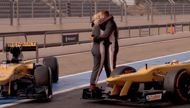 La porta a guidare la F1 Renault e le chiede di sposarlo [Video] - Foto 23 di 27
