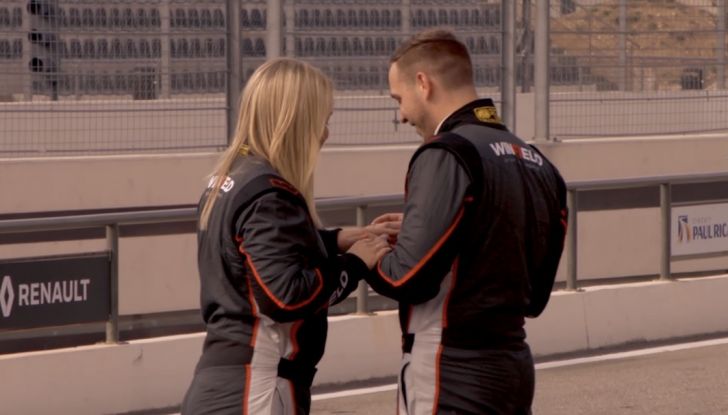 La porta a guidare la F1 Renault e le chiede di sposarlo [Video] - Foto 24 di 27