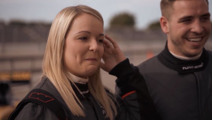 La porta a guidare la F1 Renault e le chiede di sposarlo [Video] - Foto 25 di 27