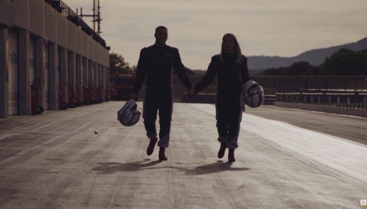 La porta a guidare la F1 Renault e le chiede di sposarlo [Video] - Foto 27 di 27