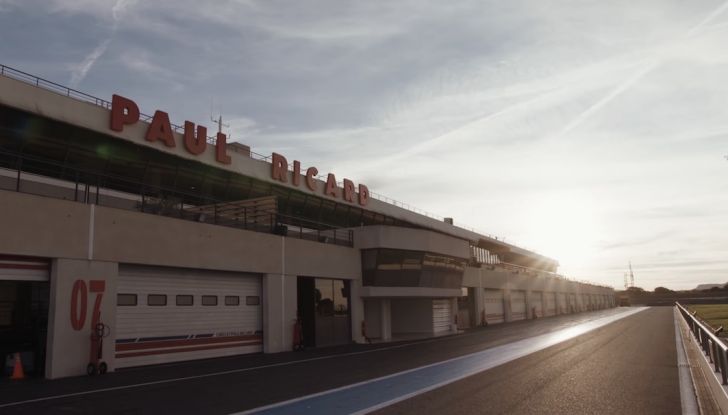 La porta a guidare la F1 Renault e le chiede di sposarlo [Video] - Foto 10 di 27