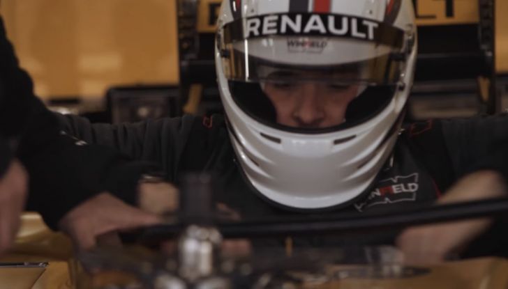 La porta a guidare la F1 Renault e le chiede di sposarlo [Video] - Foto 11 di 27