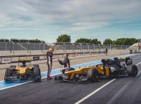 La porta a guidare la F1 Renault e le chiede di sposarlo [Video]