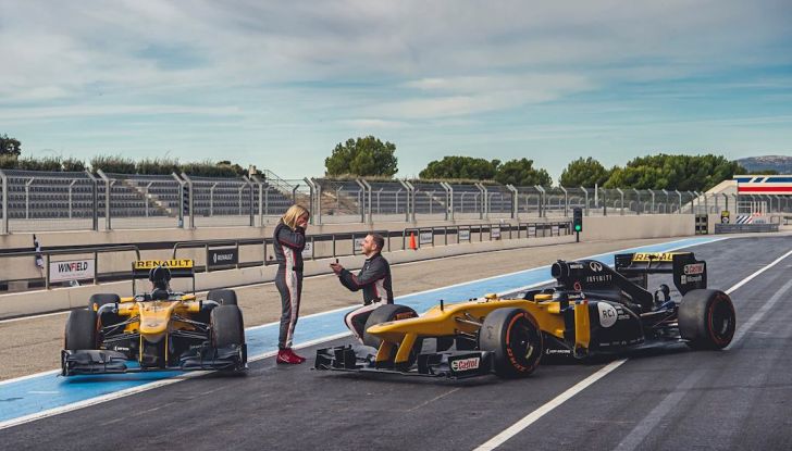 La porta a guidare la F1 Renault e le chiede di sposarlo [Video] - Foto 1 di 27