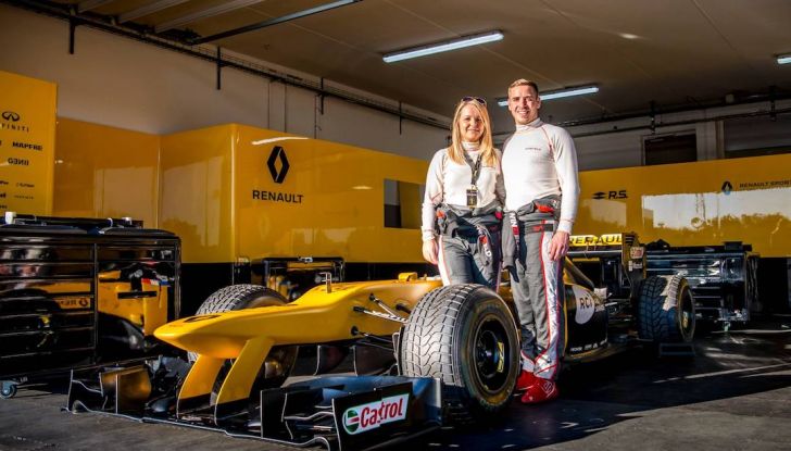 La porta a guidare la F1 Renault e le chiede di sposarlo [Video] - Foto 3 di 27