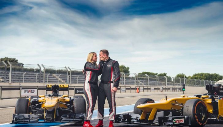La porta a guidare la F1 Renault e le chiede di sposarlo [Video] - Foto 2 di 27