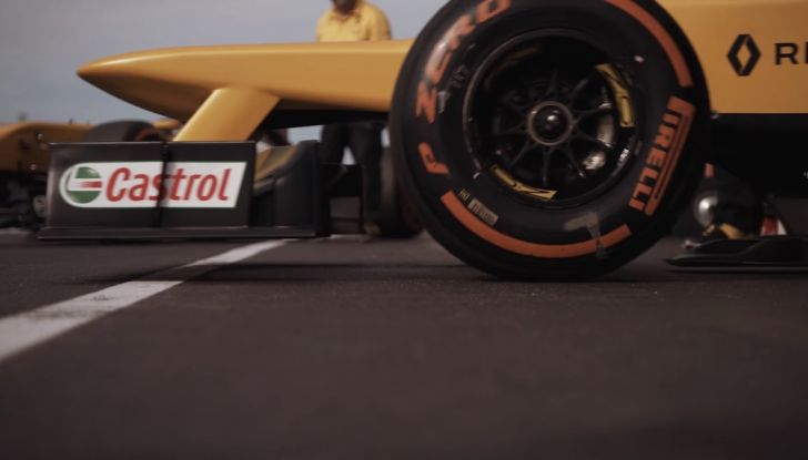 La porta a guidare la F1 Renault e le chiede di sposarlo [Video] - Foto 13 di 27