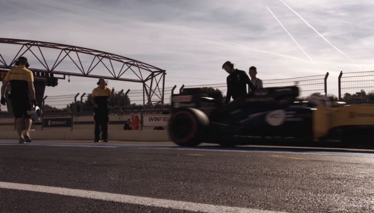 La porta a guidare la F1 Renault e le chiede di sposarlo [Video] - Foto 14 di 27