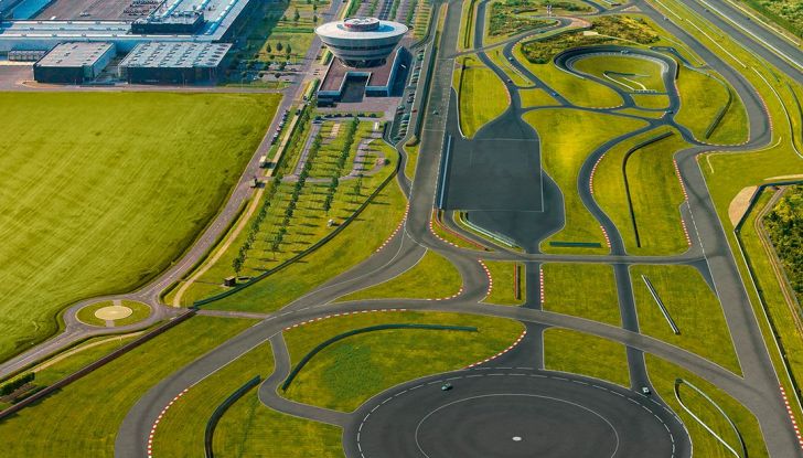 Porsche si lancia nella produzione di miele con 1,5 milioni di api - Foto 5 di 9