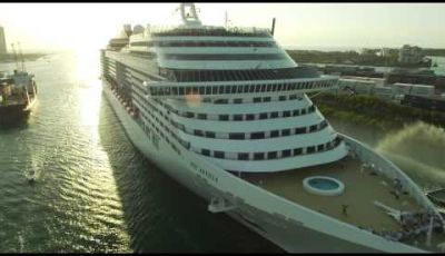 Tre Fiat 500 scortano una nave da crociera MSC nel porto di Miami