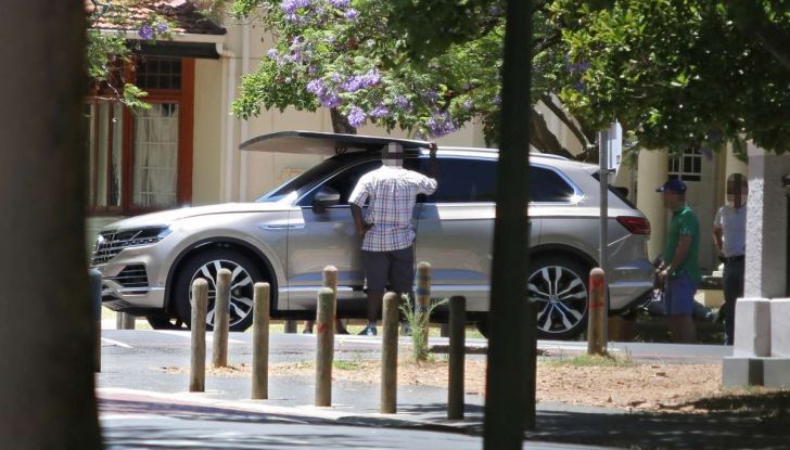 Volkswagen Touareg 2018, nuove foto spia senza camuffature - Foto 8 di 10