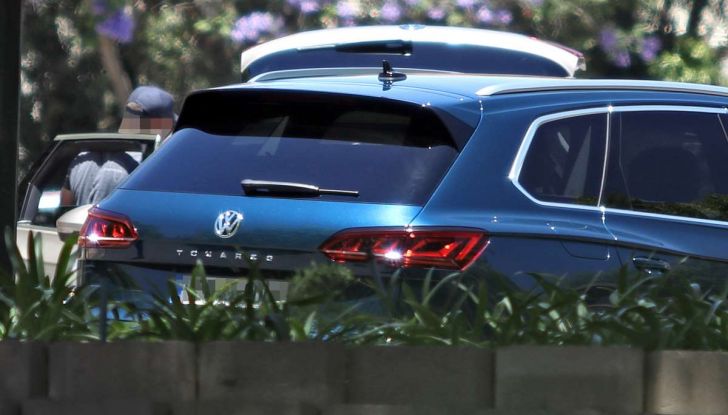 Volkswagen Touareg 2018, nuove foto spia senza camuffature - Foto 3 di 10